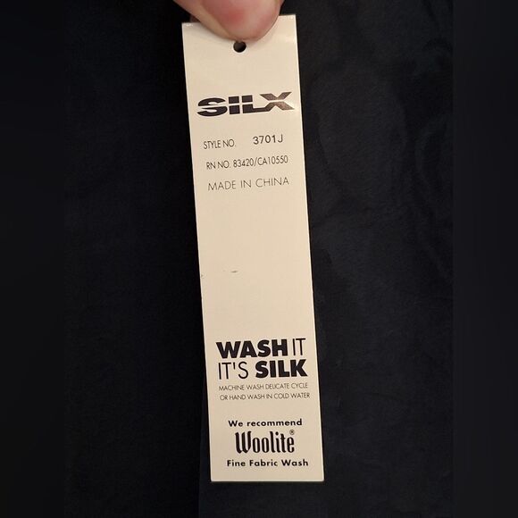 Silx‎ black floral silk top size 1x vintage - Picture 5 of 10